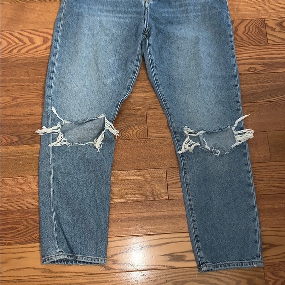 Forever 21 - Ripped Knee High rise mom jeans - Picture 2 of 4